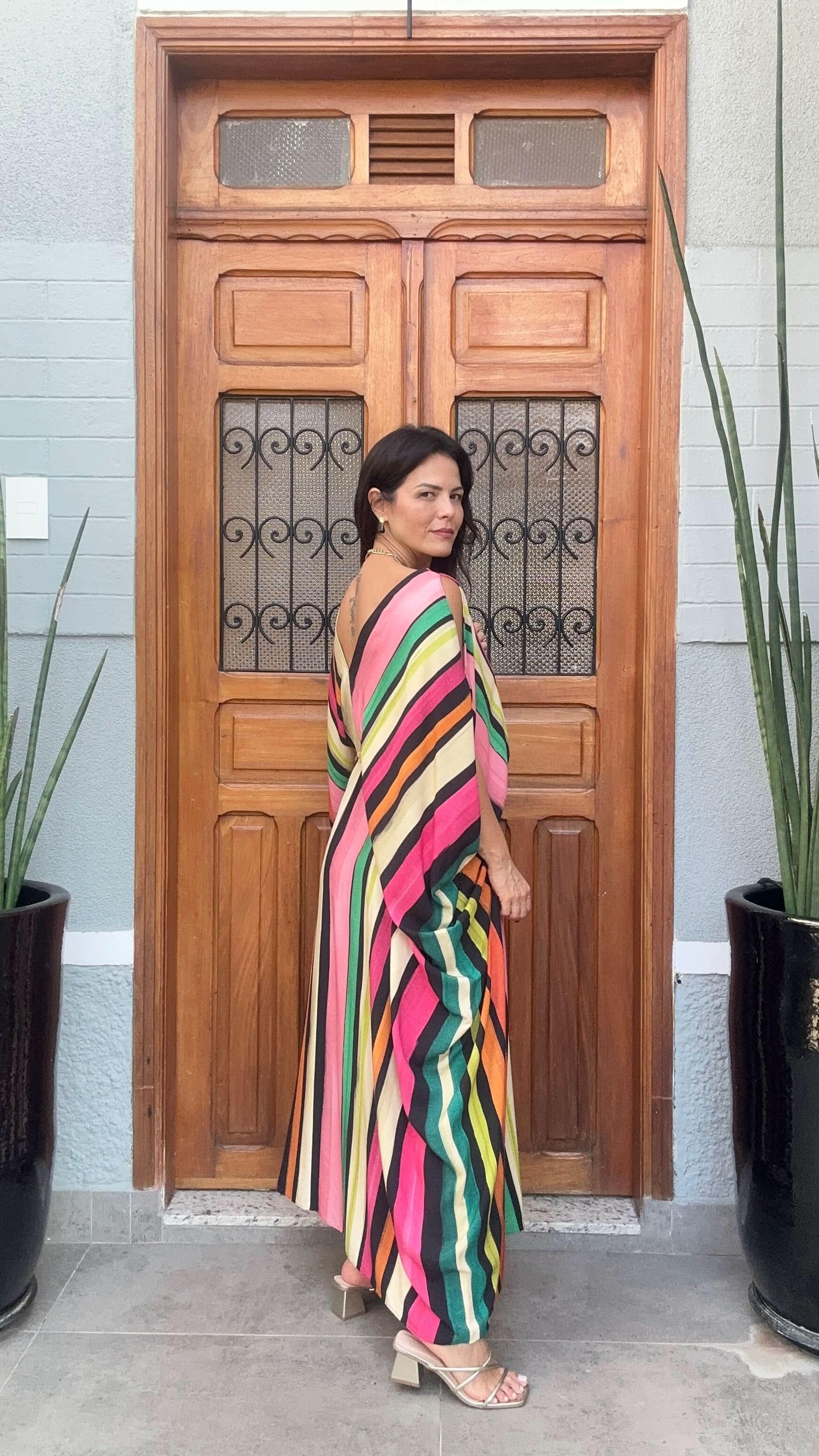 Mulher usando kaftan listrado colorido de seda em pé diante de porta de madeira, moda elegante EZILDINHA