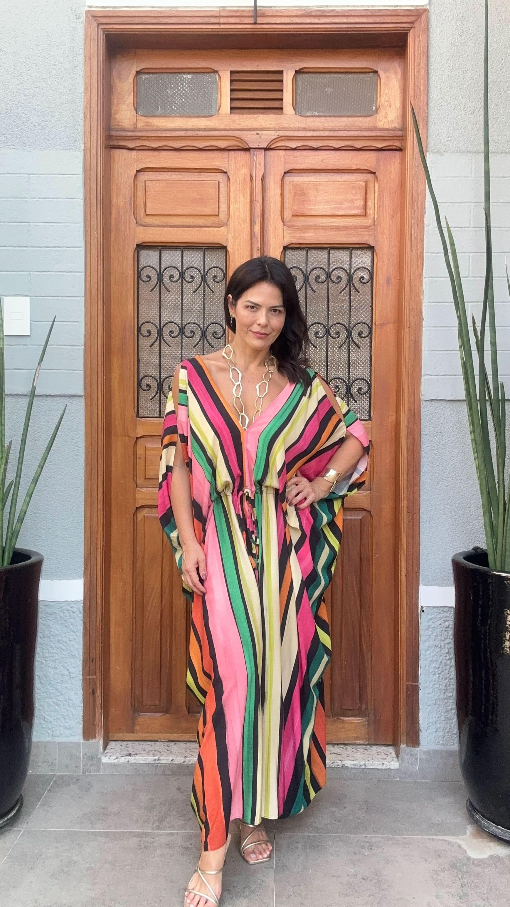 Mulher usando kaftan longo listrado colorido em frente a porta de madeira, moda feminina elegante EZILDINHA