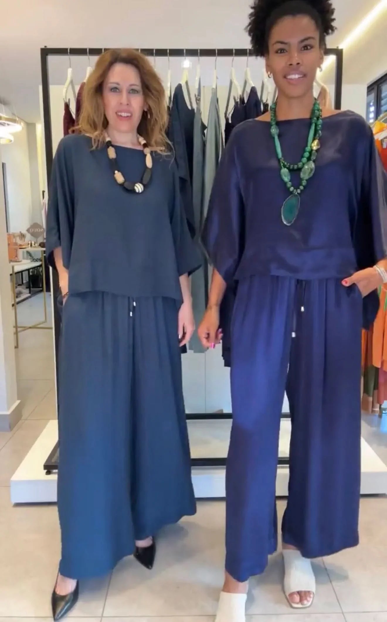 Duas mulheres vestindo conjuntos femininos de viscose azul marinho com acessórios elegantes EZILDINHA