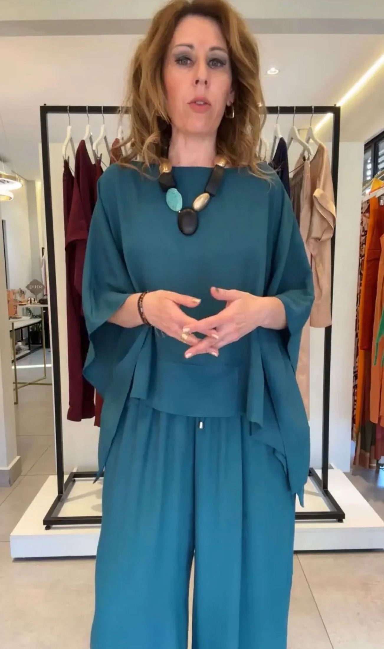 Mulher vestindo conjunto kimono de viscose azul, calça ampla e blusa, em loja de roupas EZILDINHA