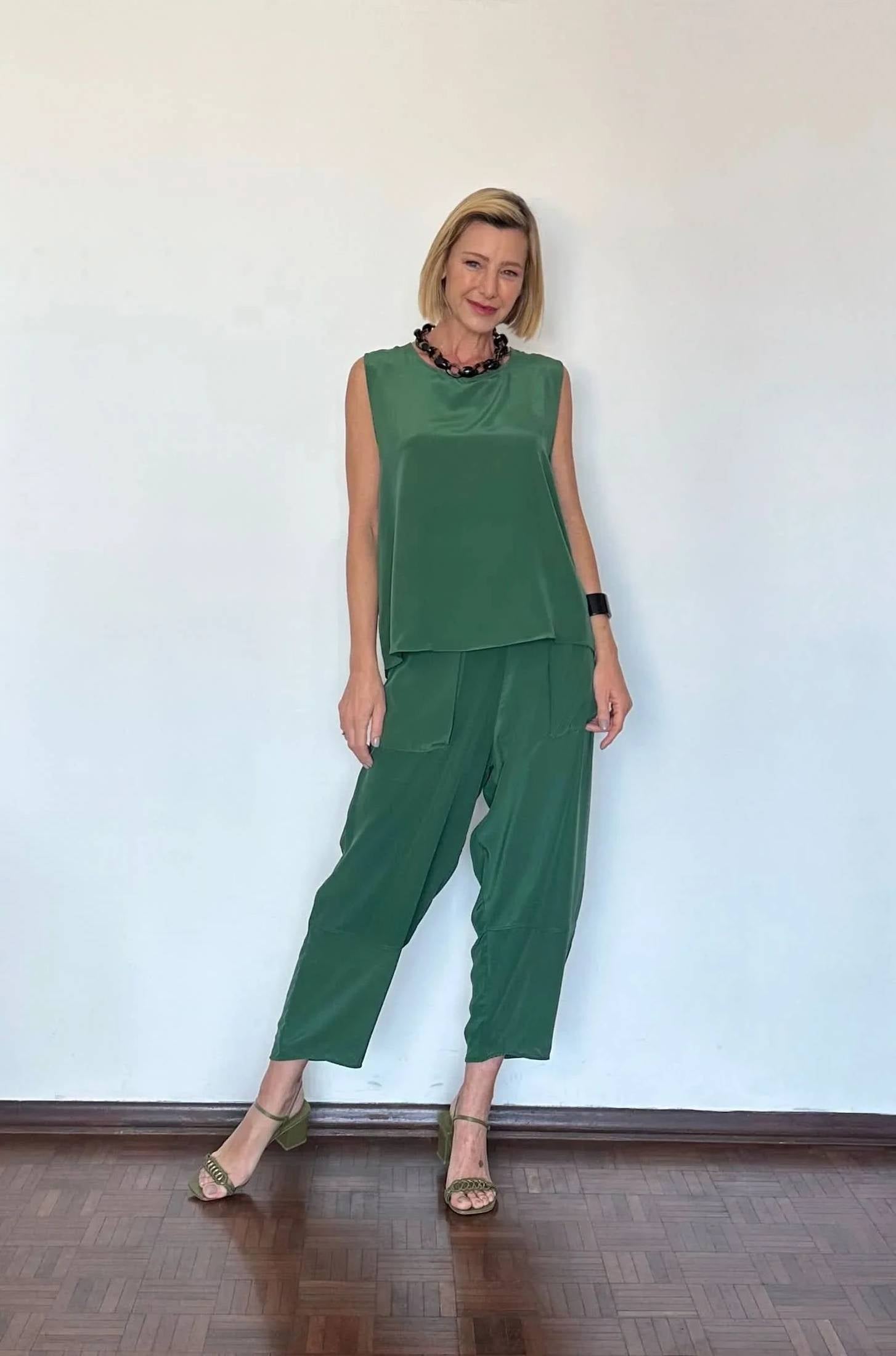 Mulher usando conjunto verde de seda pura com calça e blusa, sandália e colar preto EZILDINHA