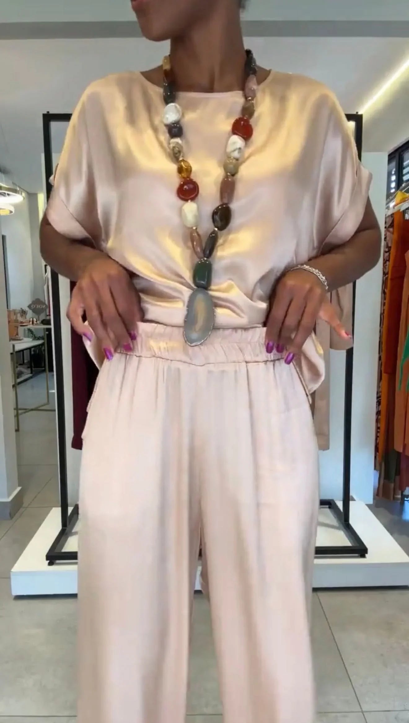 Conjunto pantalona feminino bege com blusa manga japonesa e colar de pedras, moda elegante EZILDINHA