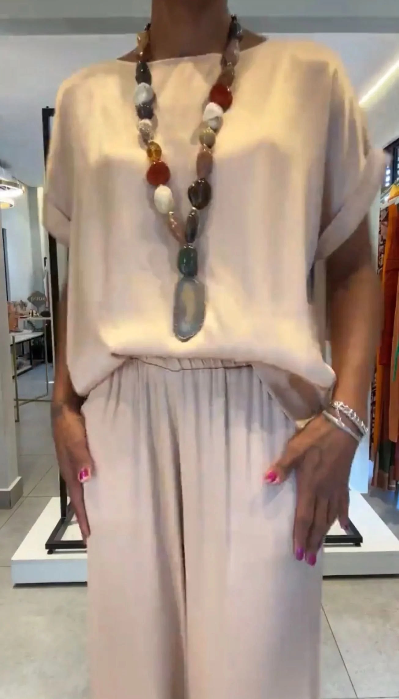 Conjunto pantalona bege com manga japonesa, colar de pedras e tecido leve feminino EZILDINHA