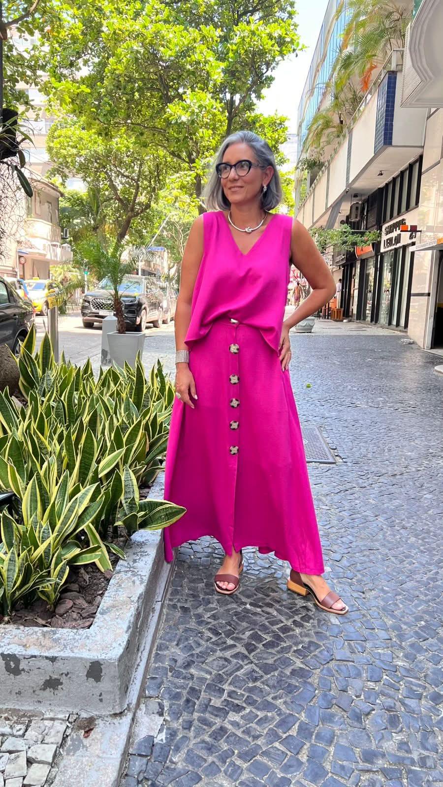 Mulher usando conjunto de saia longa e regata rosa, moda feminina casual de verão na rua EZILDINHA