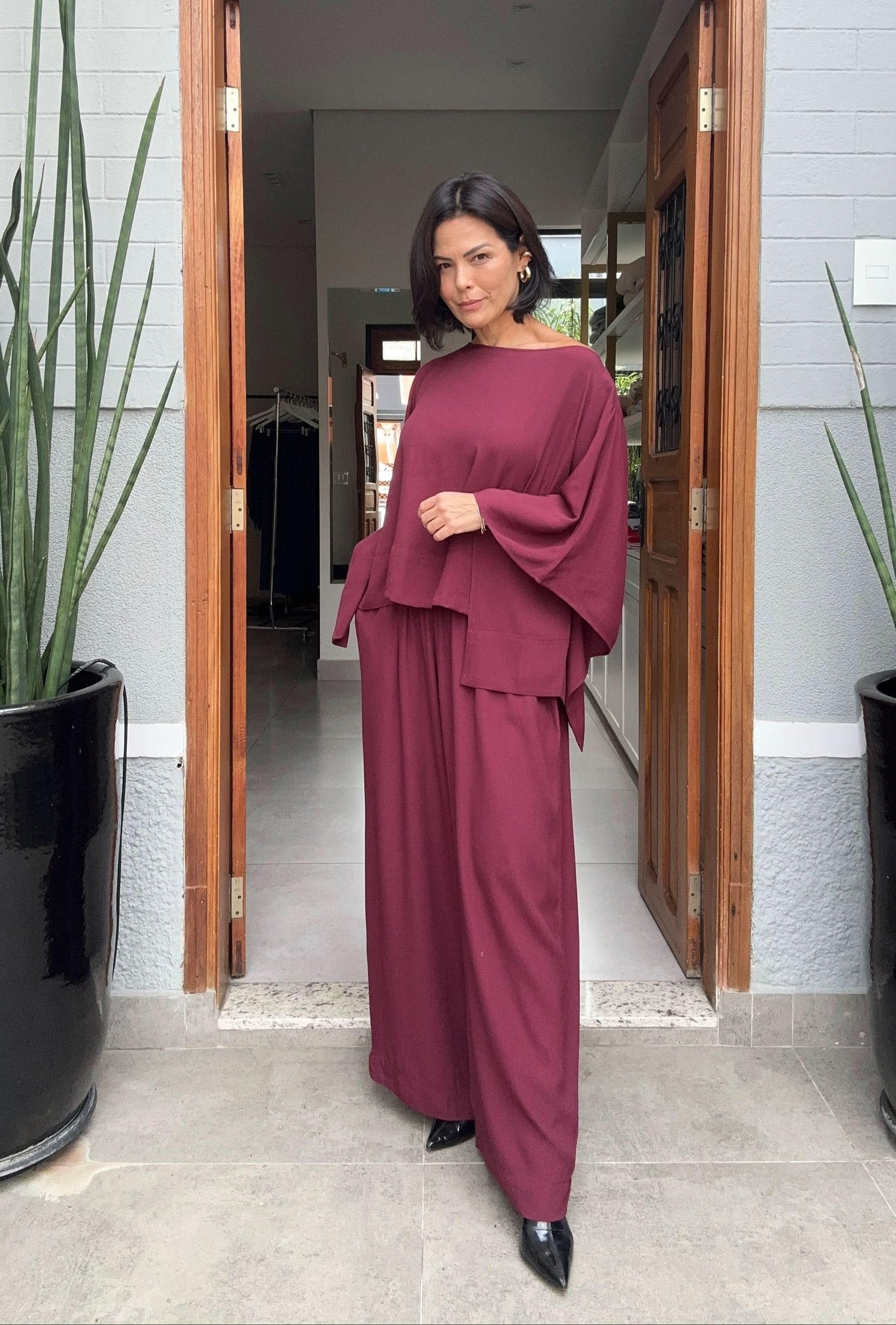 Mulher usando conjunto amplo vinho de kaftan e calça, ao ar livre, estilo elegante EZILDINHA