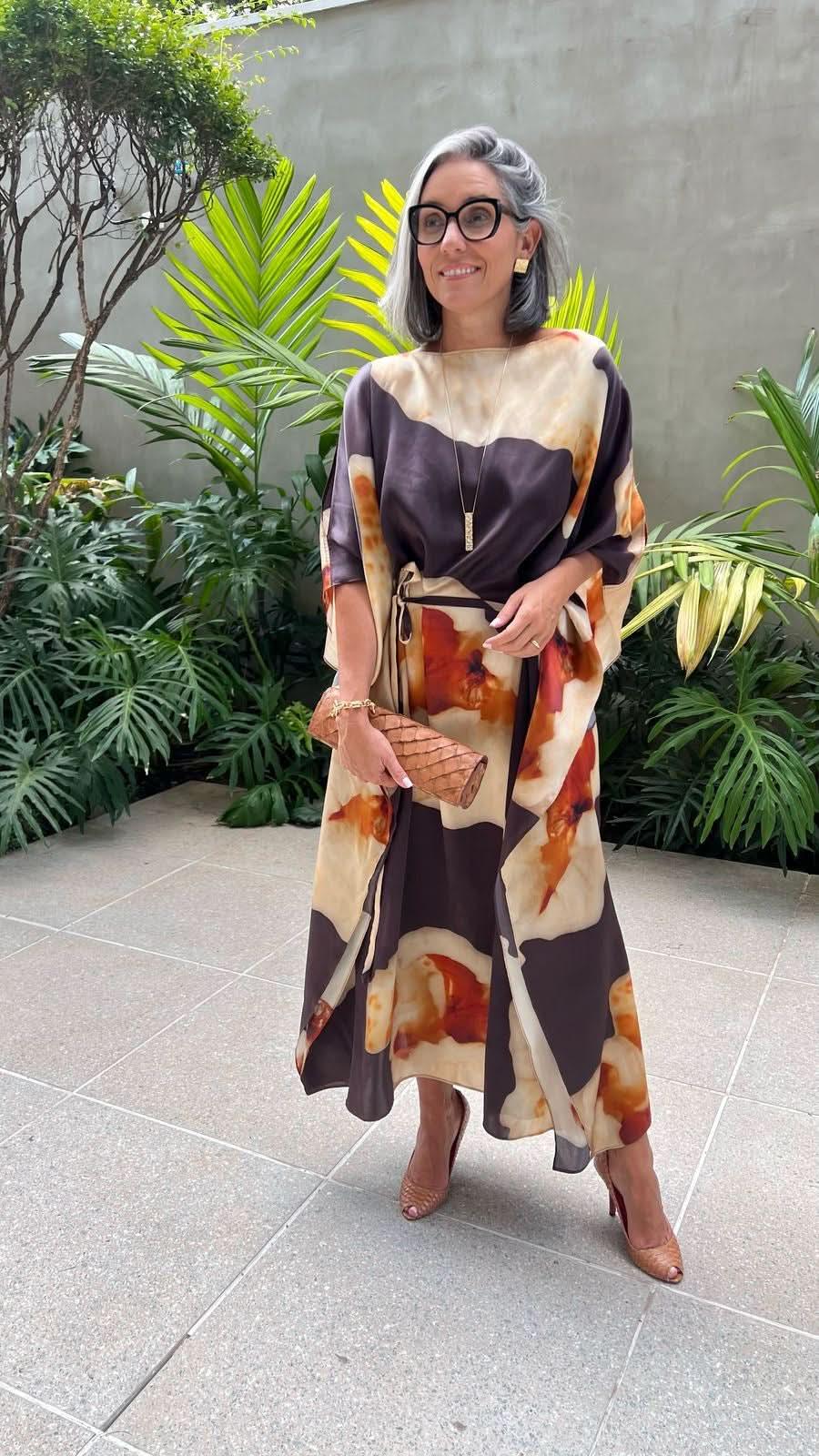 Kaftan Longo Seda Estampa EZILDINHA em evento elegante