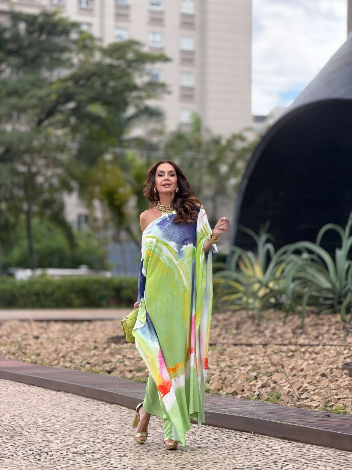 Mulher usando vestido kaftan longo em aquarela colorida, caminhando ao ar livre, elegante EZILDINHA