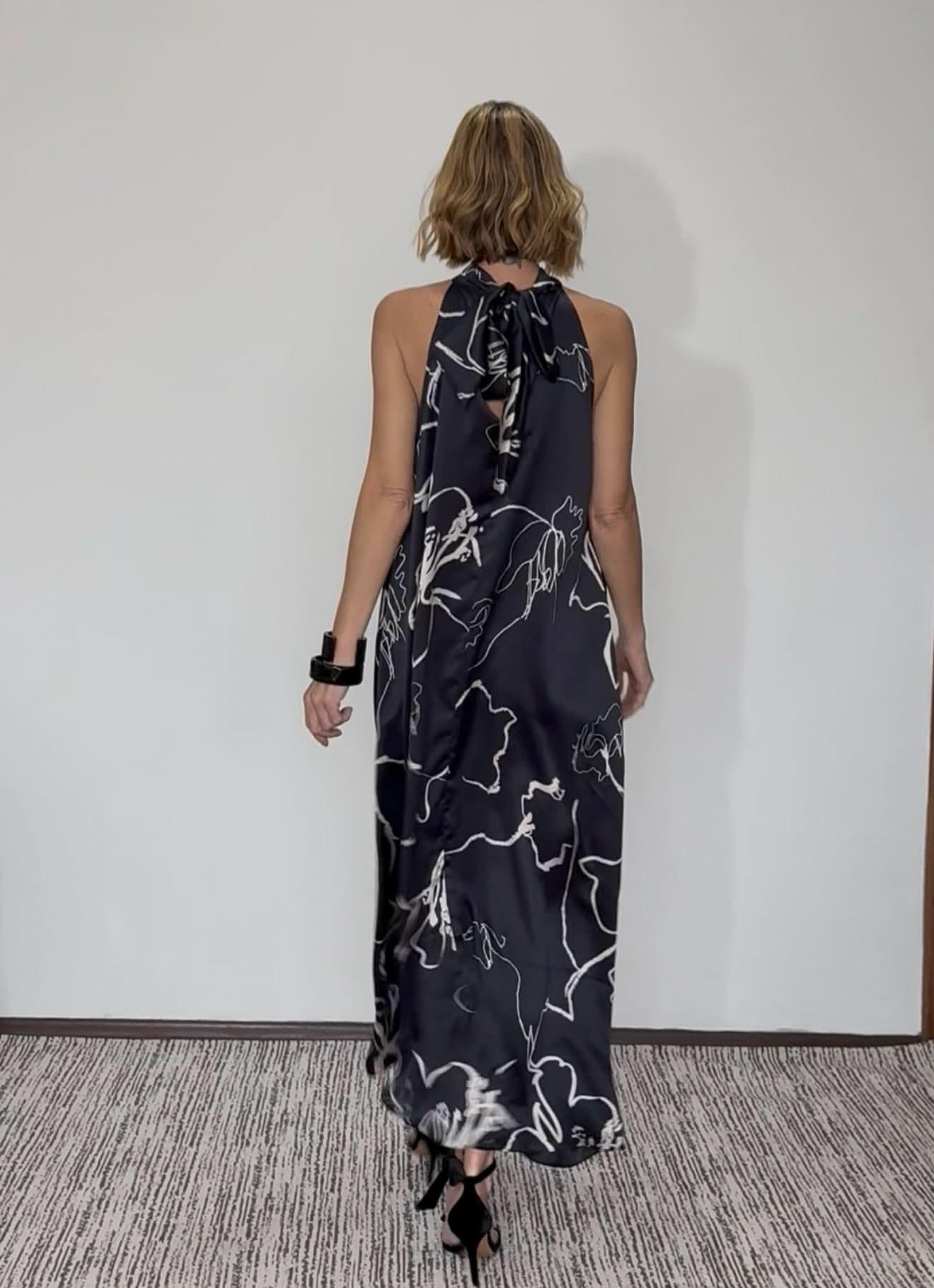Vestido longo de seda pura preto com estampa floral branca, laço nas costas EZILDINHA