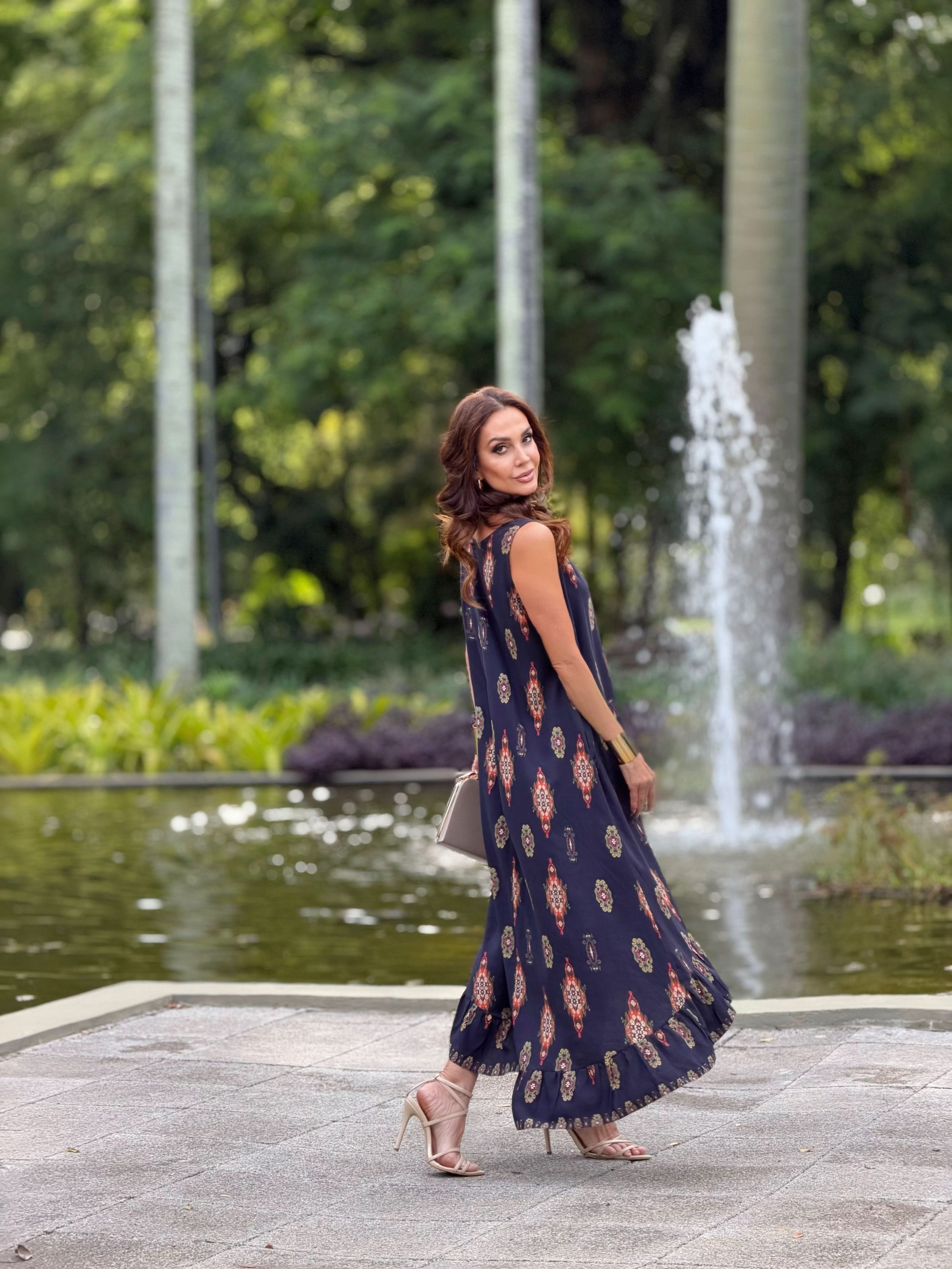 Mulher usando vestido longo estampado de viscose, ao ar livre perto de fonte e natureza EZILDINHA