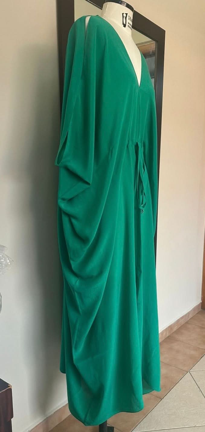 Kaftan longo verde, tecido leve, decote V, com amarração na cintura e mangas drapeadas EZILDINHA