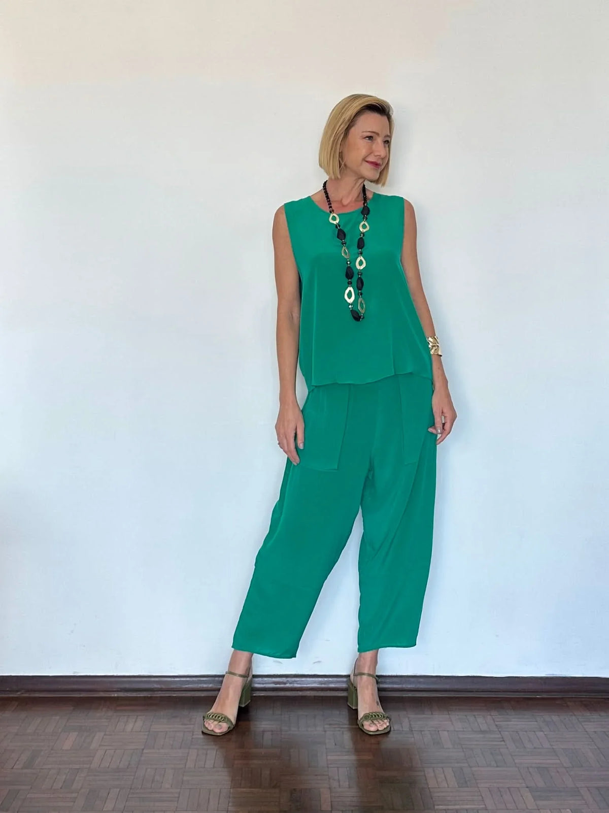 Mulher usando conjunto verde de linho, sandálias e colar longo, moda feminina elegante EZILDINHA