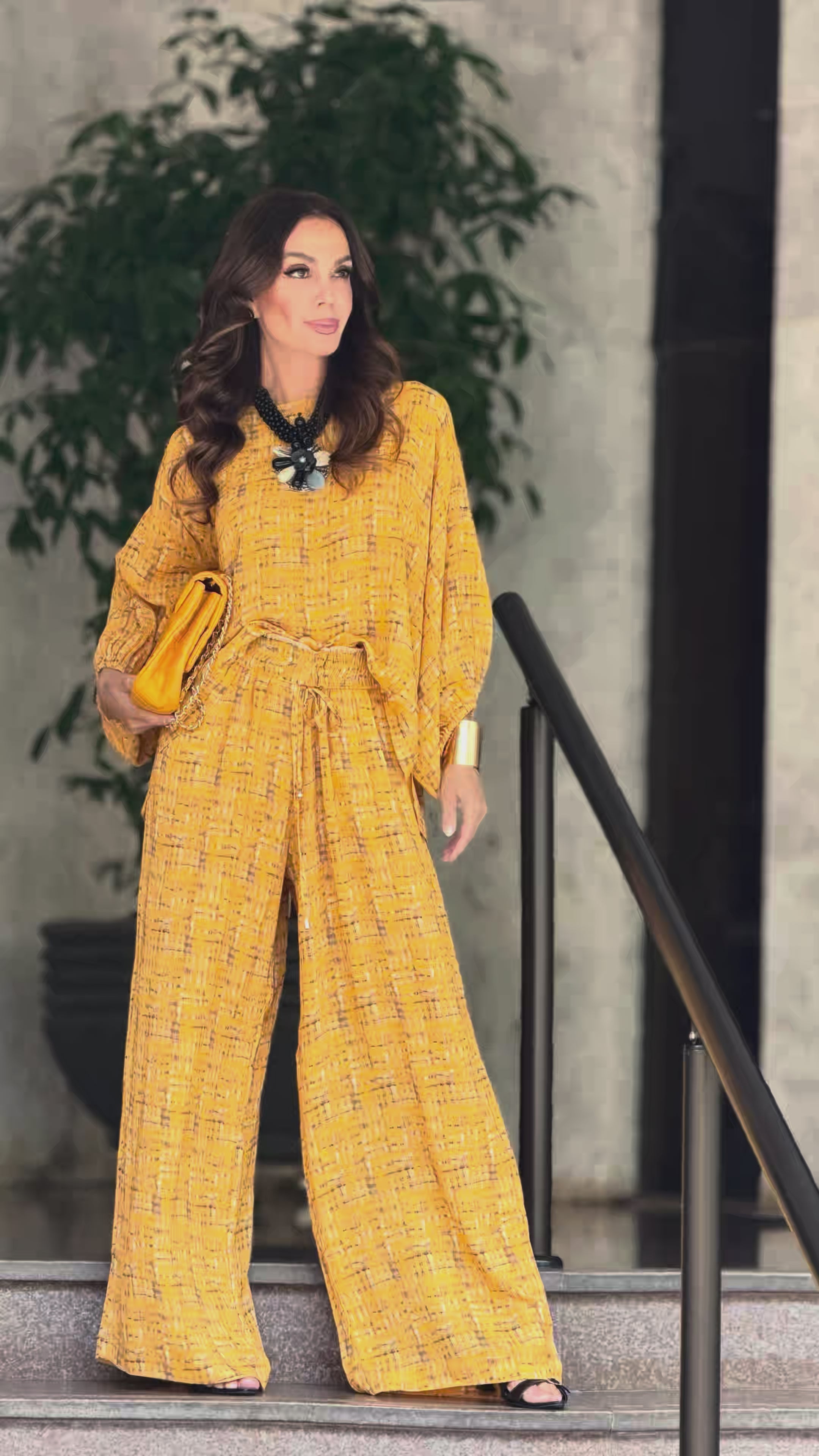 Video da Claudia Metne usando o Conjunto em Viscose de Crepe Mostarda da marca EZILDINHA