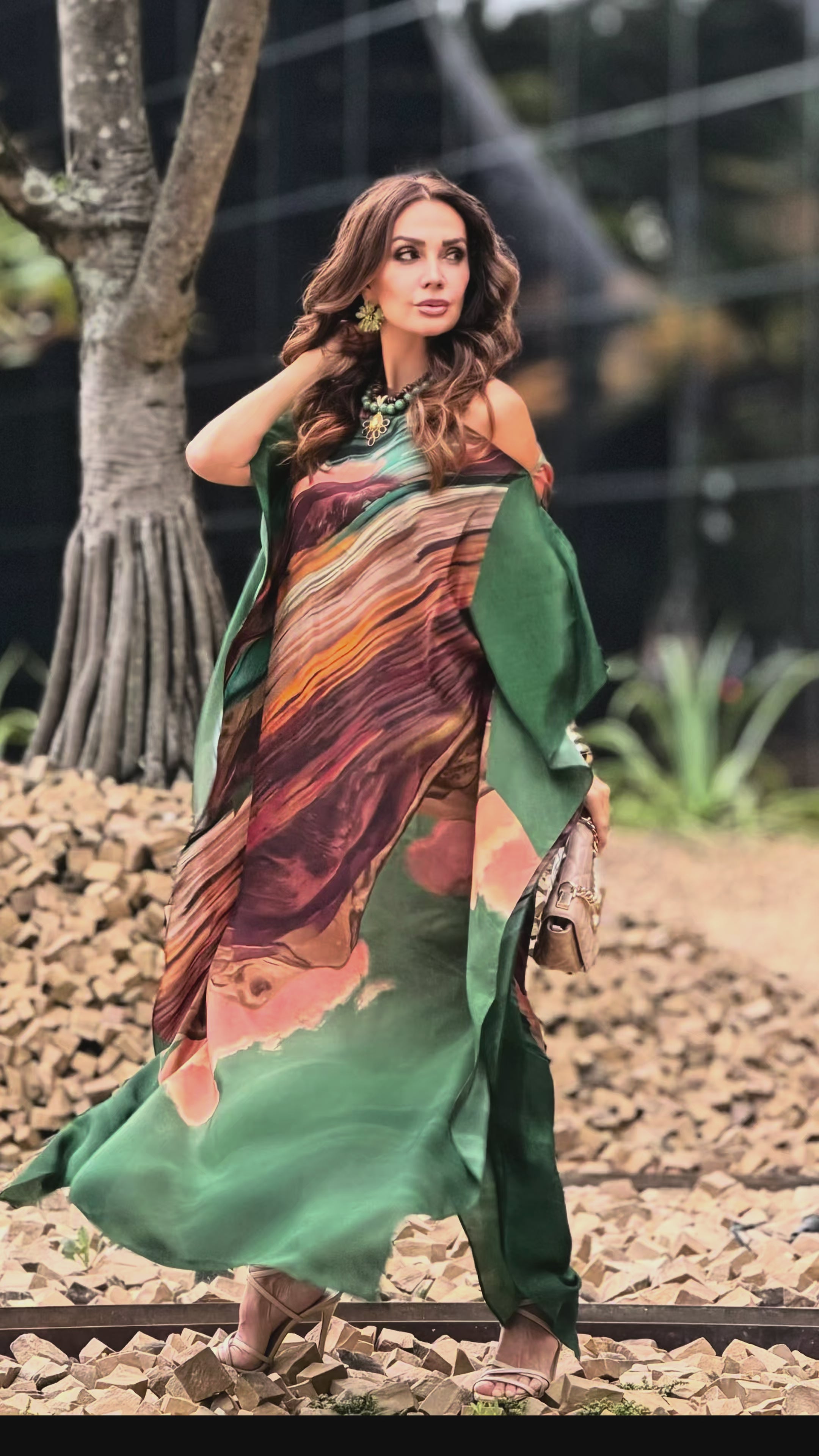 Vídeo do vestido kaftan longo Canyon EZILDINHA em crepe de viscose mostrando caimento movimento e estampa exclusiva tamanho único veste até 48