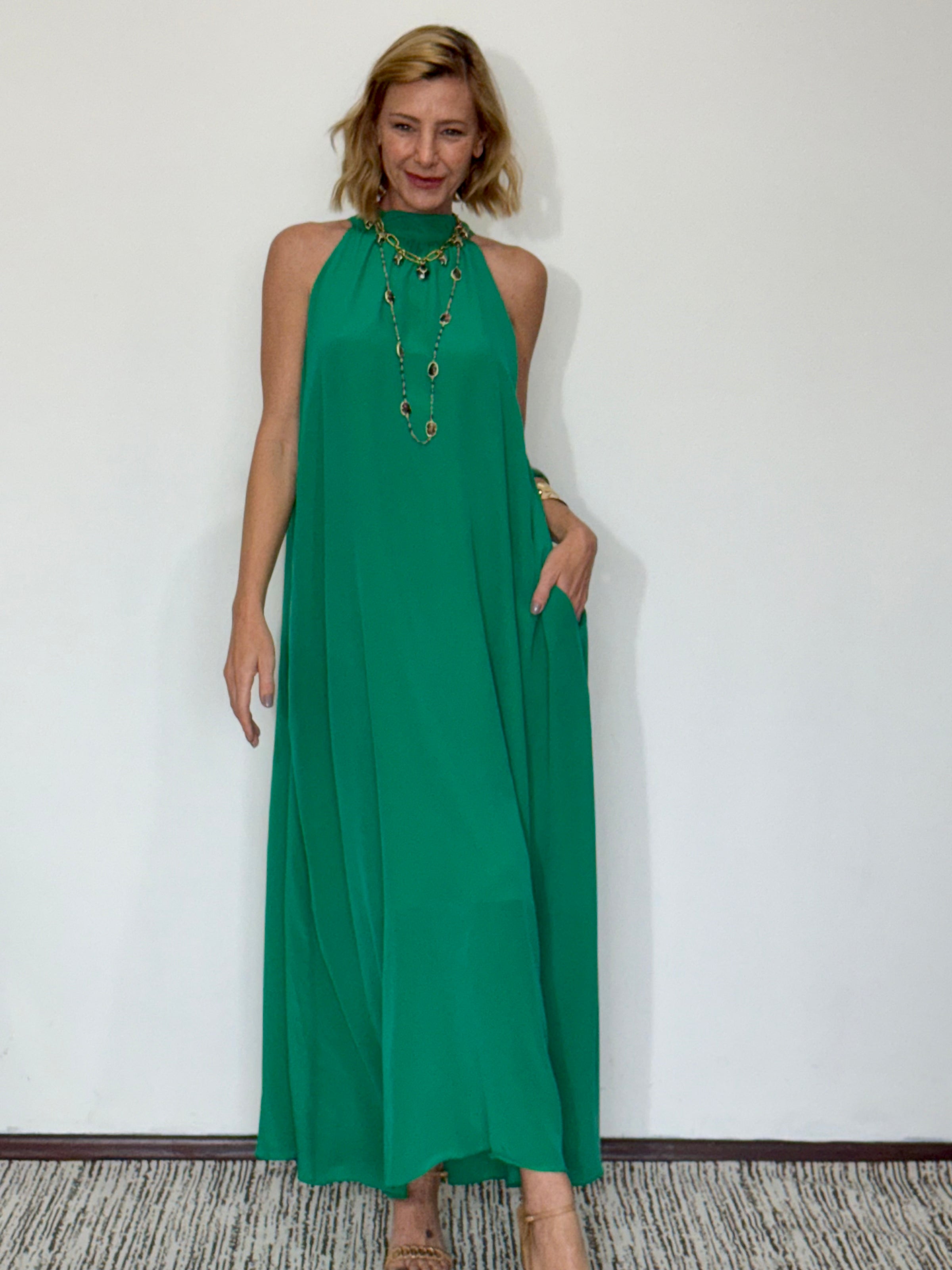 Video de Mulher andando com Vestido Laço em Seda Pura EZILDINHA verde jade frente
