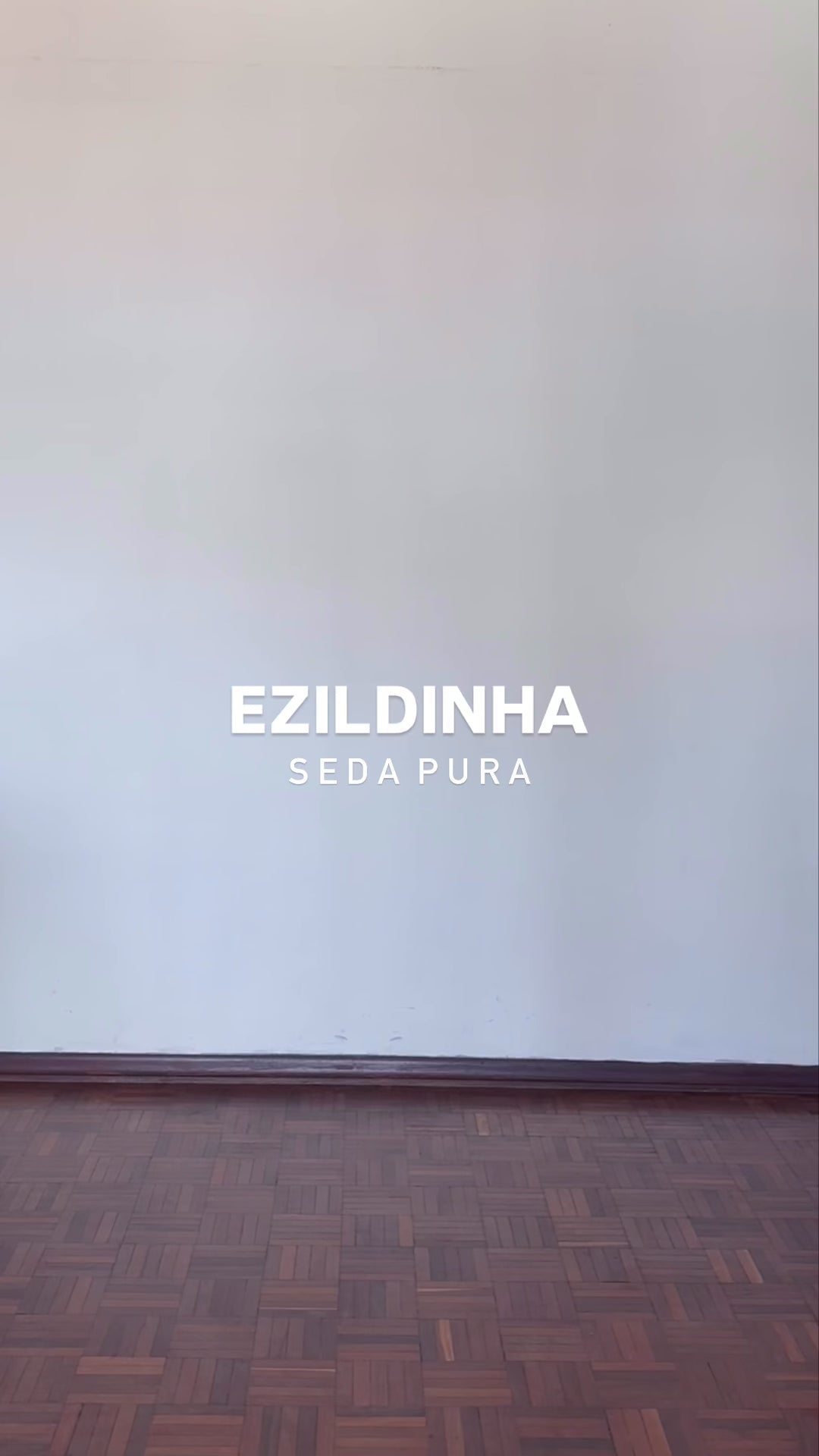 Video mostrando o Conjunto Laguna em Seda Pura EZILDINHA — blusa e calça estilo cropped