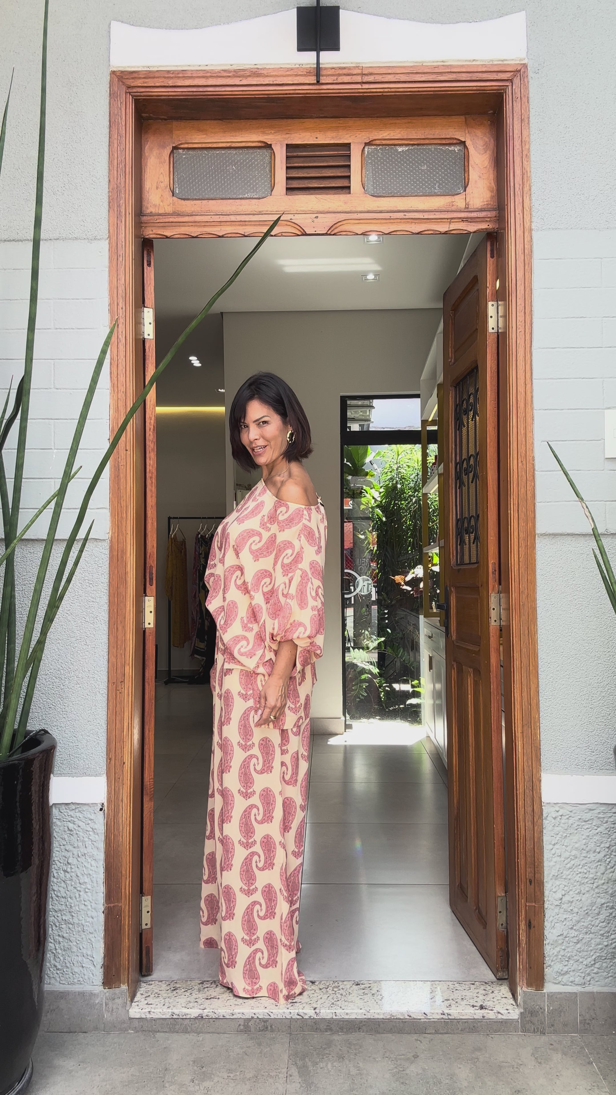 Video do Conjunto Paisley EZILDINHA — Conjunto Feminino Blouson + Calça Pantalona Estampa Paisley Rosé em Viscose de Crepe