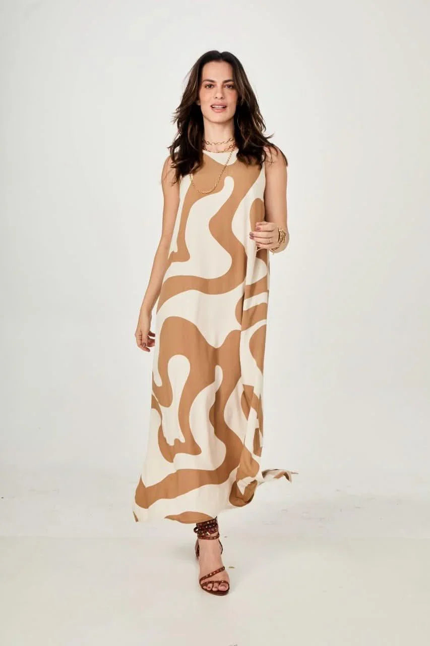 Mulher usando vestido longo bege com estampa abstrata marrom, look sofisticado e elegante EZILDINHA