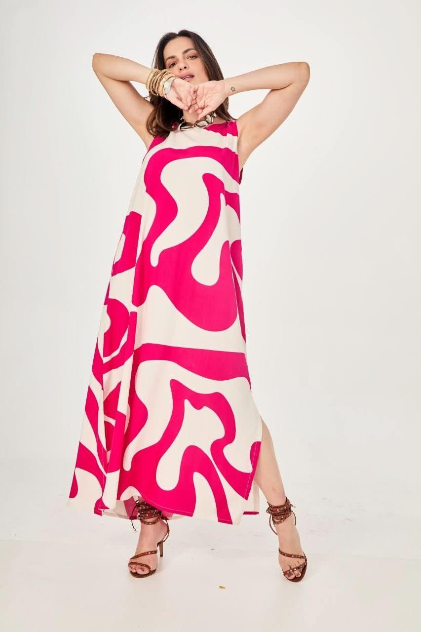 Mulher usando vestido longo com estampa orgânica pink e branca, fundo branco, moda verão EZILDINHA